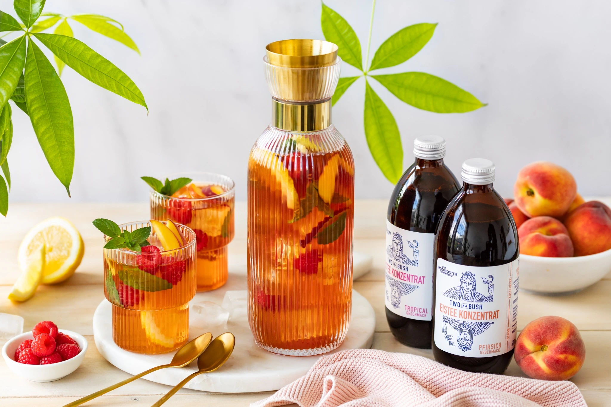 Eistee Karaffen Set mit geriffelter Glaskaraffe und zwei Eistee Konzentraten Tropical und Pfirsich