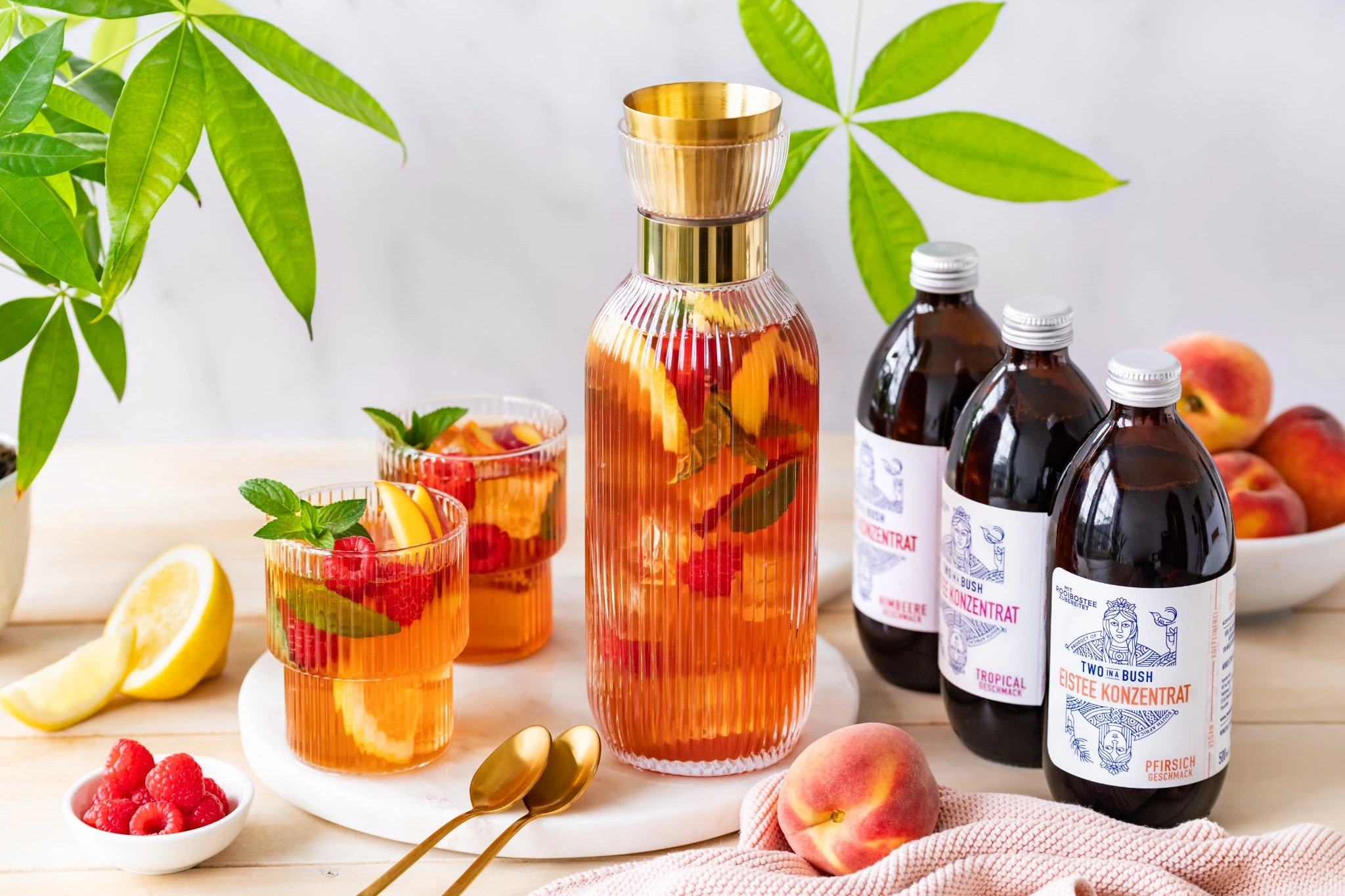 Eistee Karaffen Set mit Glaskaraffe und Eistee Konzentraten Tropical, Pfirsich und Himbeere